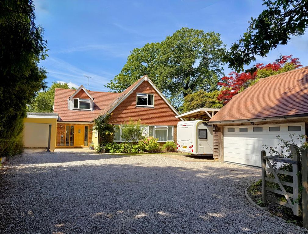 Property photo 1 of 19 Front (Exterior)