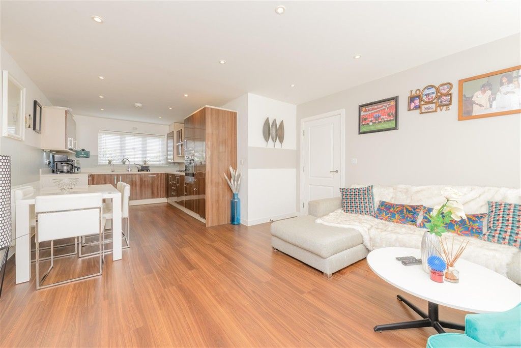 Property photo 1 of 10 Kitchen/Lounge