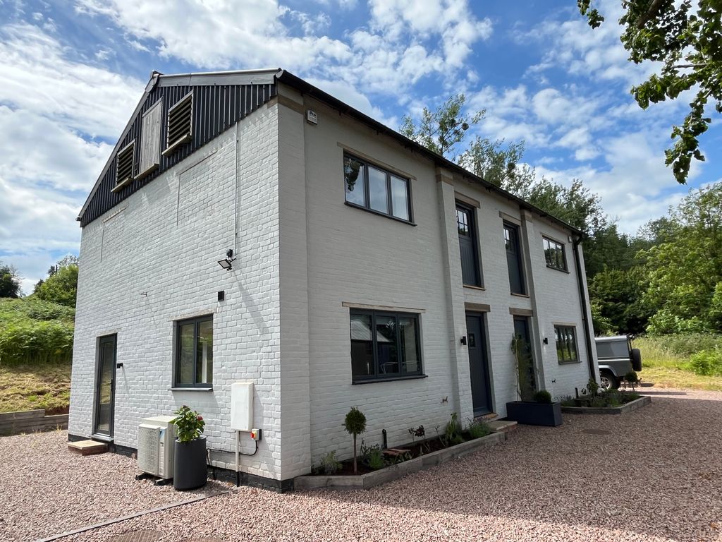 Property photo 3 of 17 Image00015