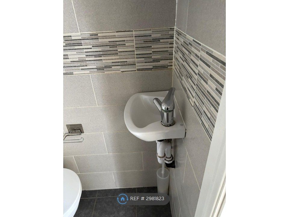 Property photo 3 of 12 Room 4