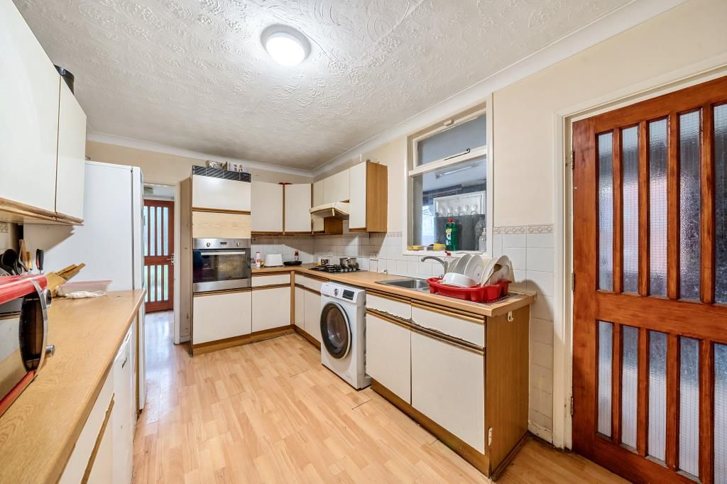 Property photo 3 of 10 Kitchen
