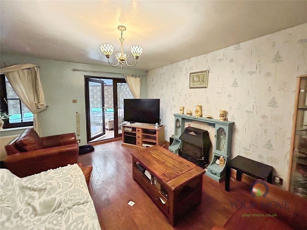 Property photo 3 of 17 Lounge