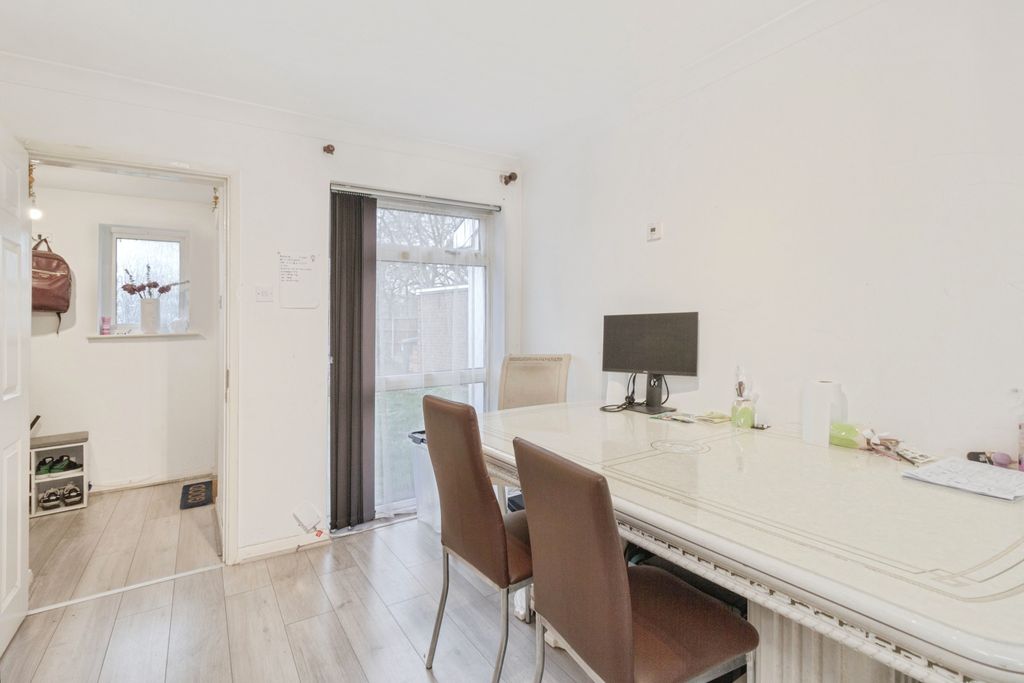 Property photo 3 of 15 Front Reception