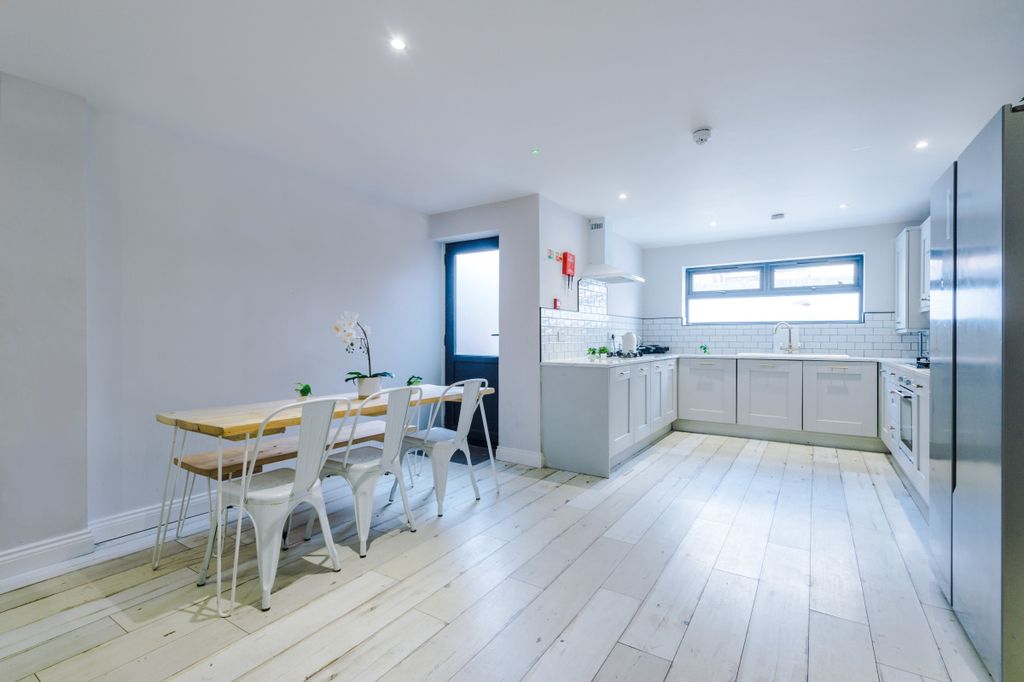 Property photo 3 of 20 66 Woodcroft Road Kitchen 3