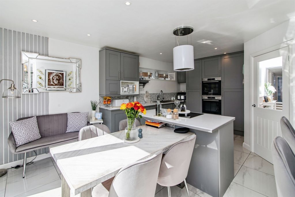 Property photo 3 of 26