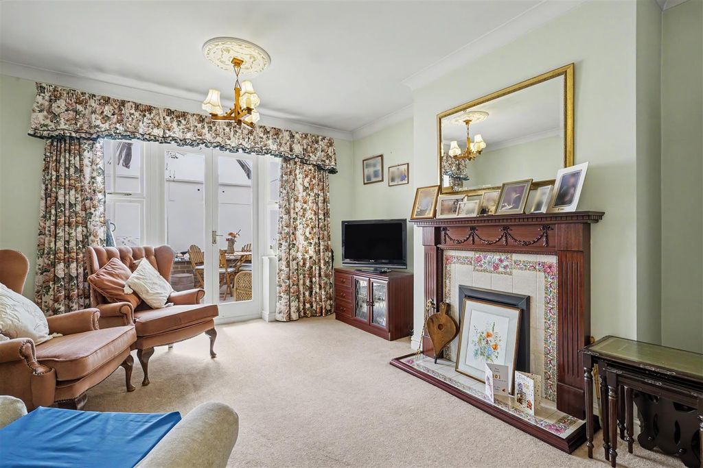 Property photo 2 of 14 Lounge