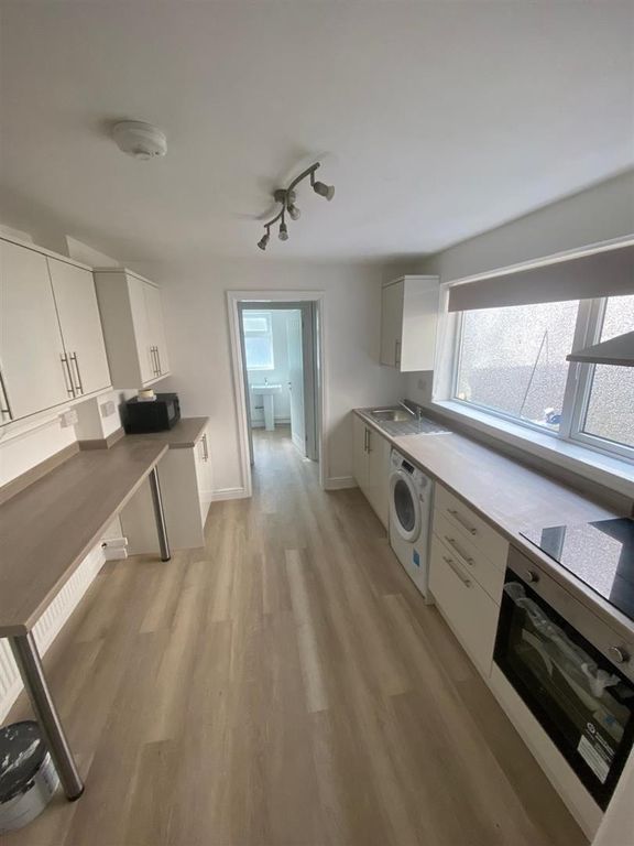 Property photo 3 of 5 Bright Modern Kitchen With Ample Worktop Space...