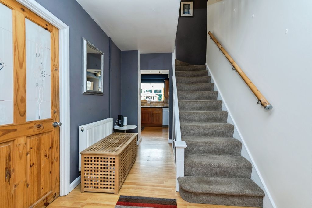 Property photo 3 of 20 Entrance Hall