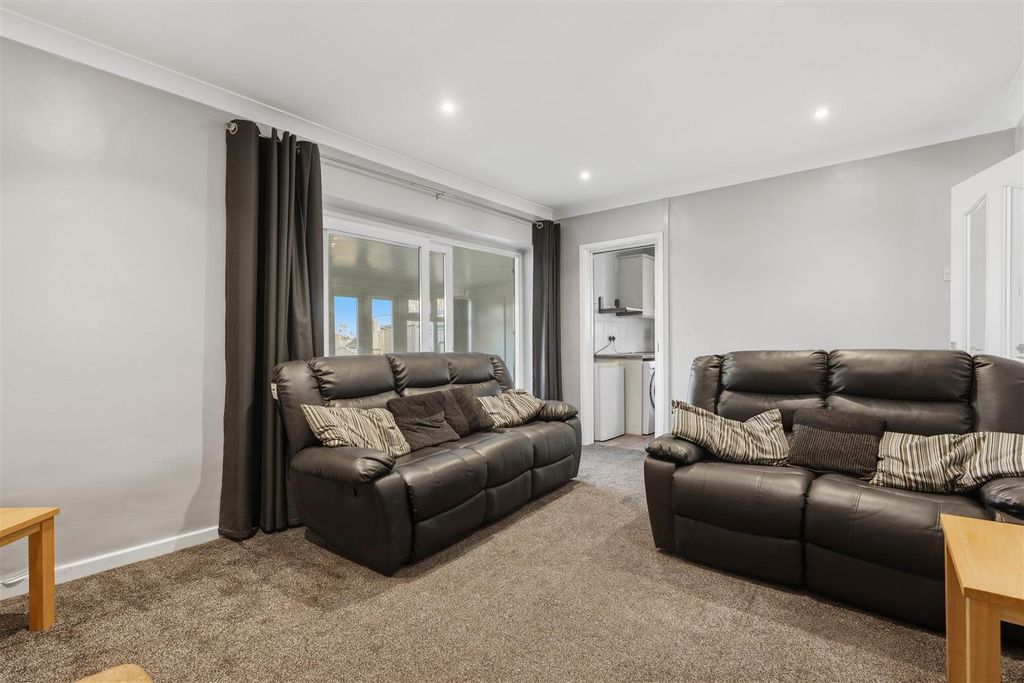 Property photo 3 of 15 Lounge 2.Jpg