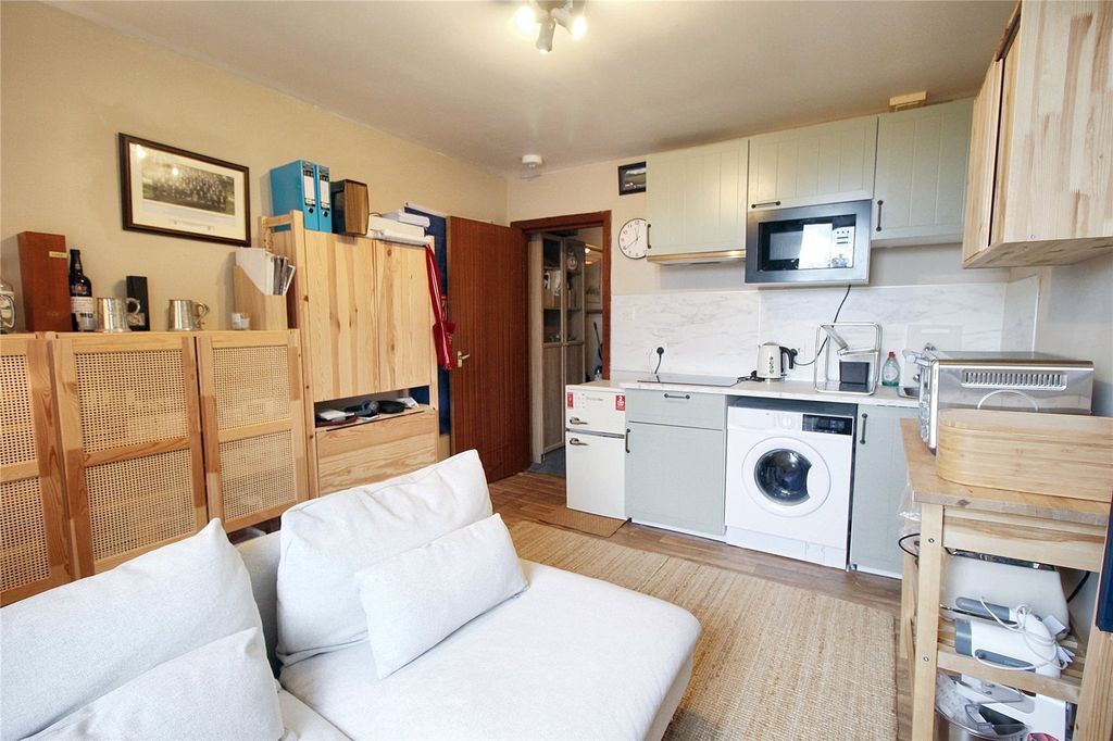 Property photo 3 of 11 Living Room/Kitchen