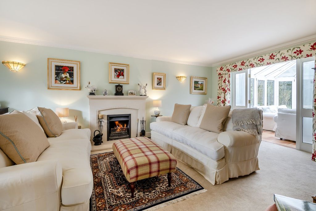 Property photo 2 of 18 Sitting Room