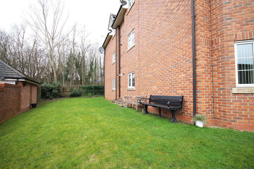 Property photo 2 of 14 Communal Gardens