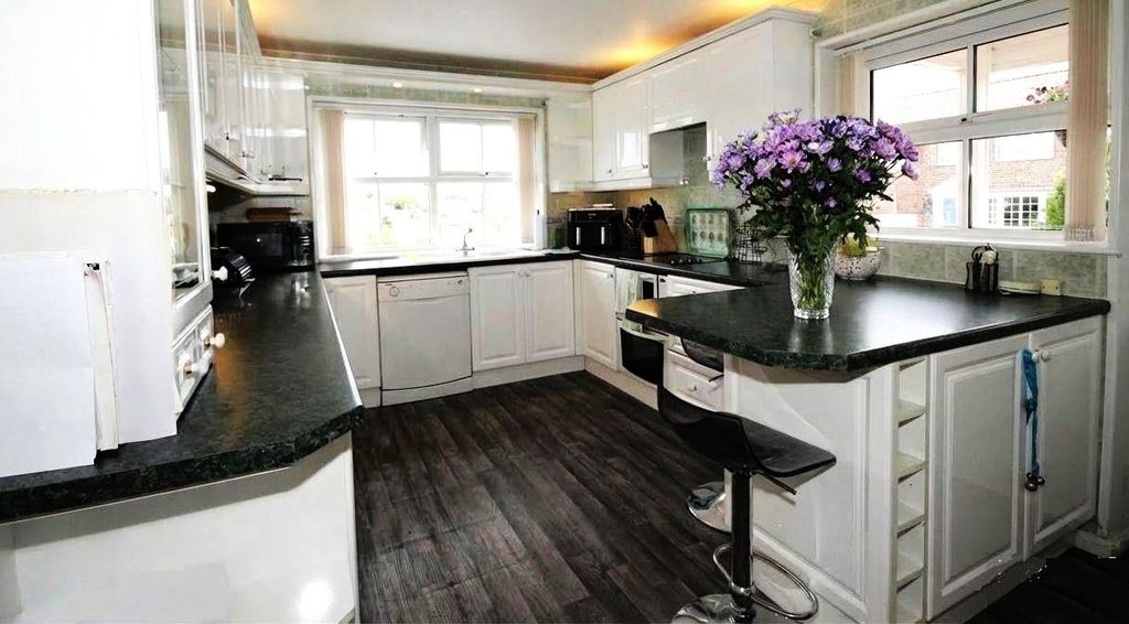 Property photo 3 of 21 Bexhill Close.Jpg
