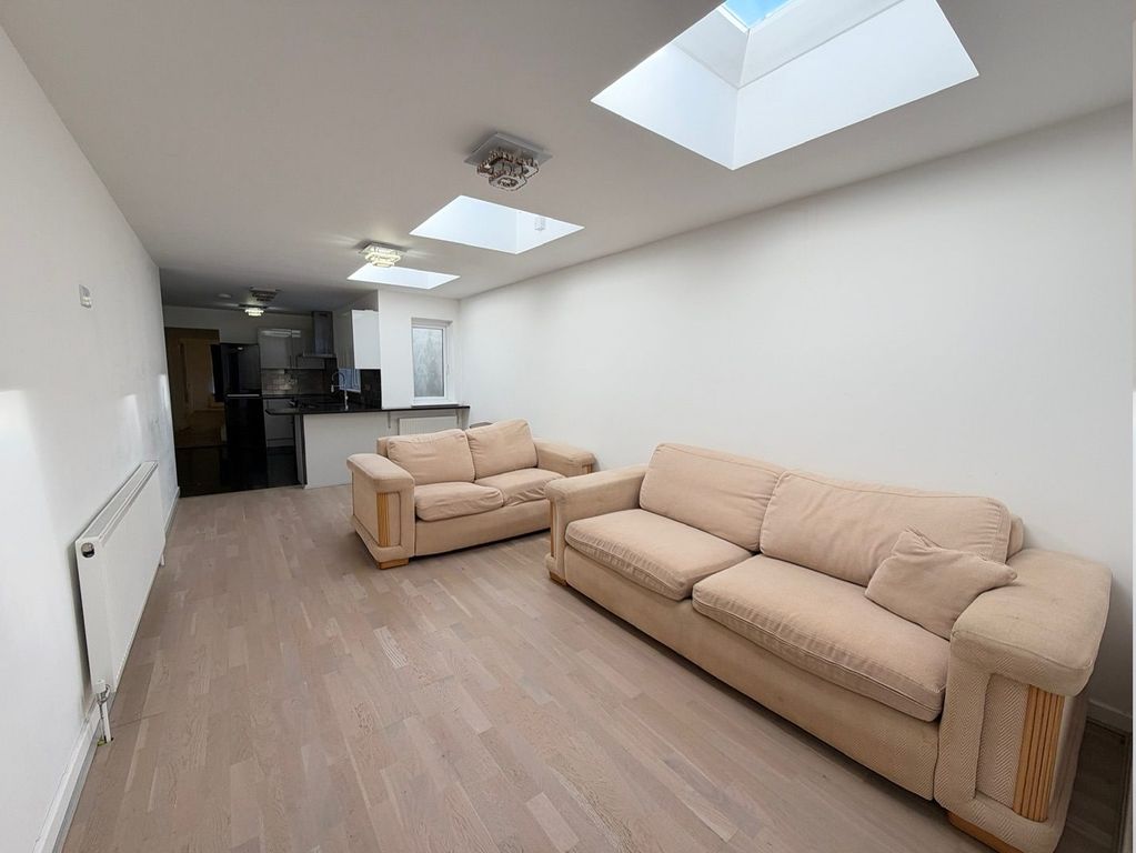Property photo 1 of 14 3 Bed Flat To Rent Station Lane, Hornchurch Rm12 6Nb