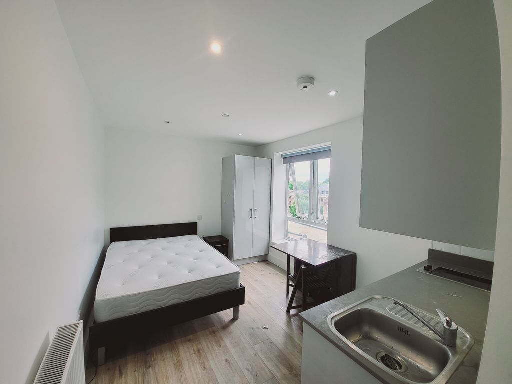 Property photo 1 of 4 Third Floor Studio Flat For Rent