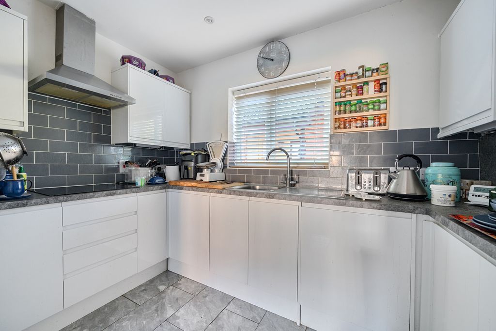 Property photo 3 of 20 1385886-9-692Ebe3...