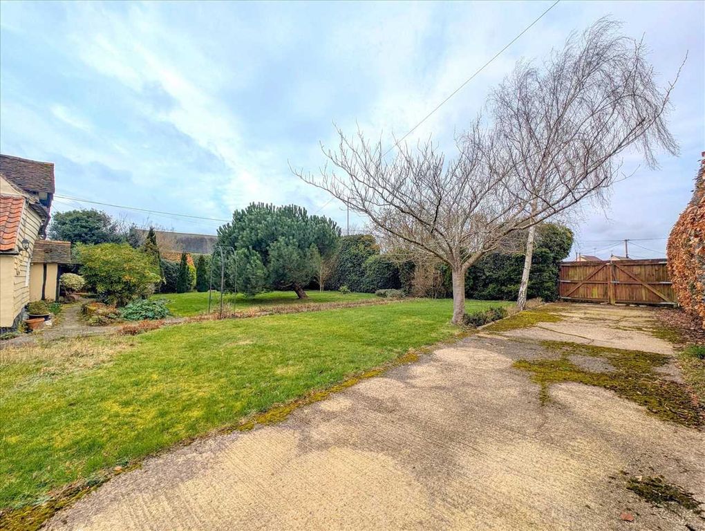 Property photo 3 of 25 Front Garden