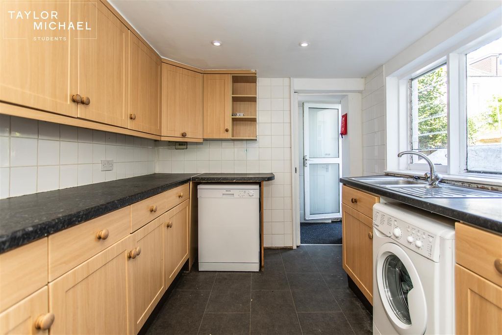 Property photo 3 of 21 Kitchen