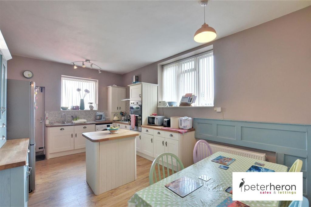 Property photo 3 of 10 Breakfasting Kitchen