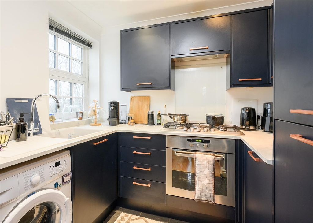 Property photo 3 of 9 Kitchen