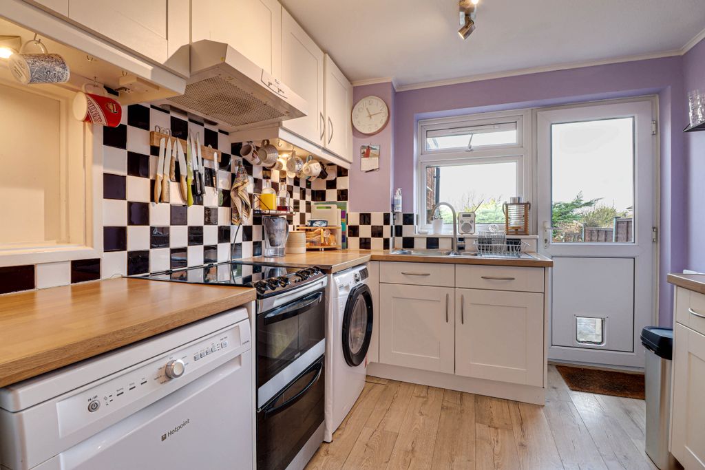 Property photo 3 of 17 Kitchen