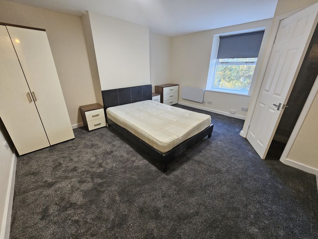 Property photo 1 of 4 Bright, Well-Presented Double Bedroom With A Large...