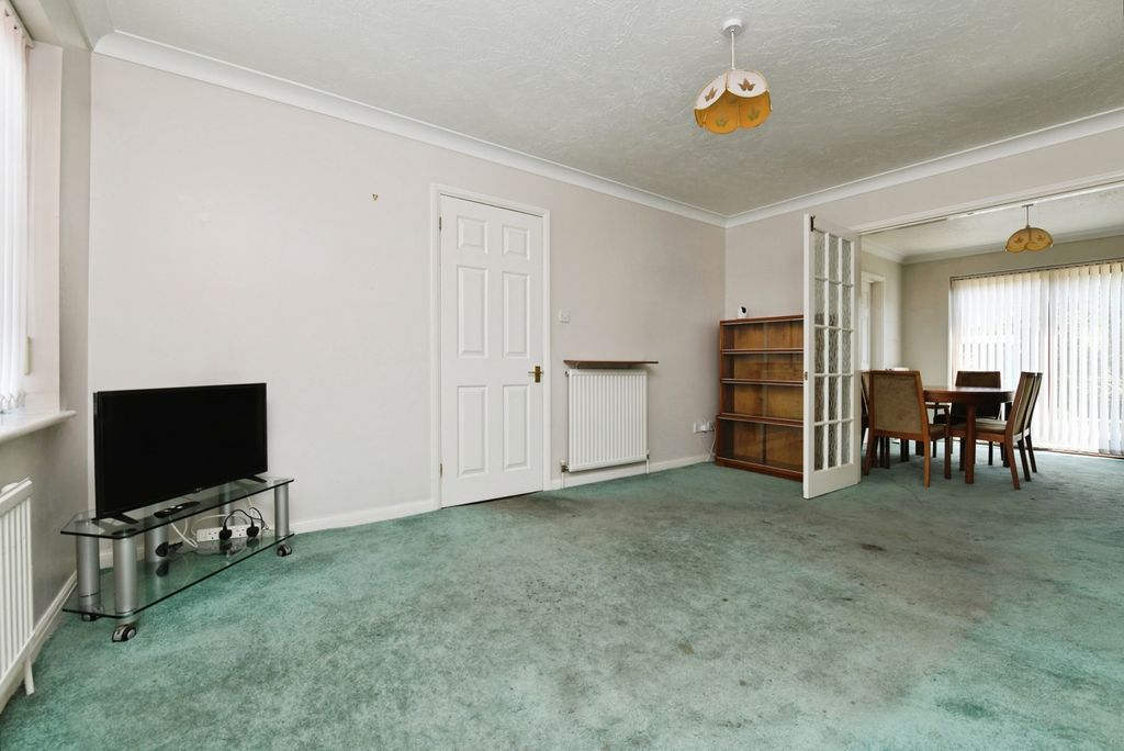 Property photo 3 of 18 Lounge