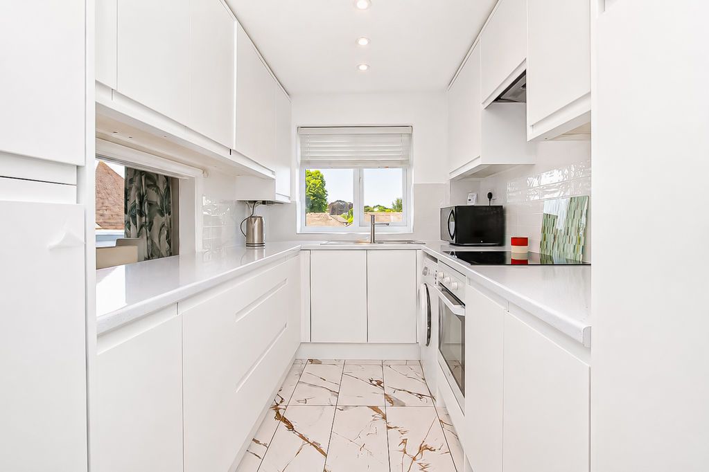 Property photo 3 of 12 Kitchen