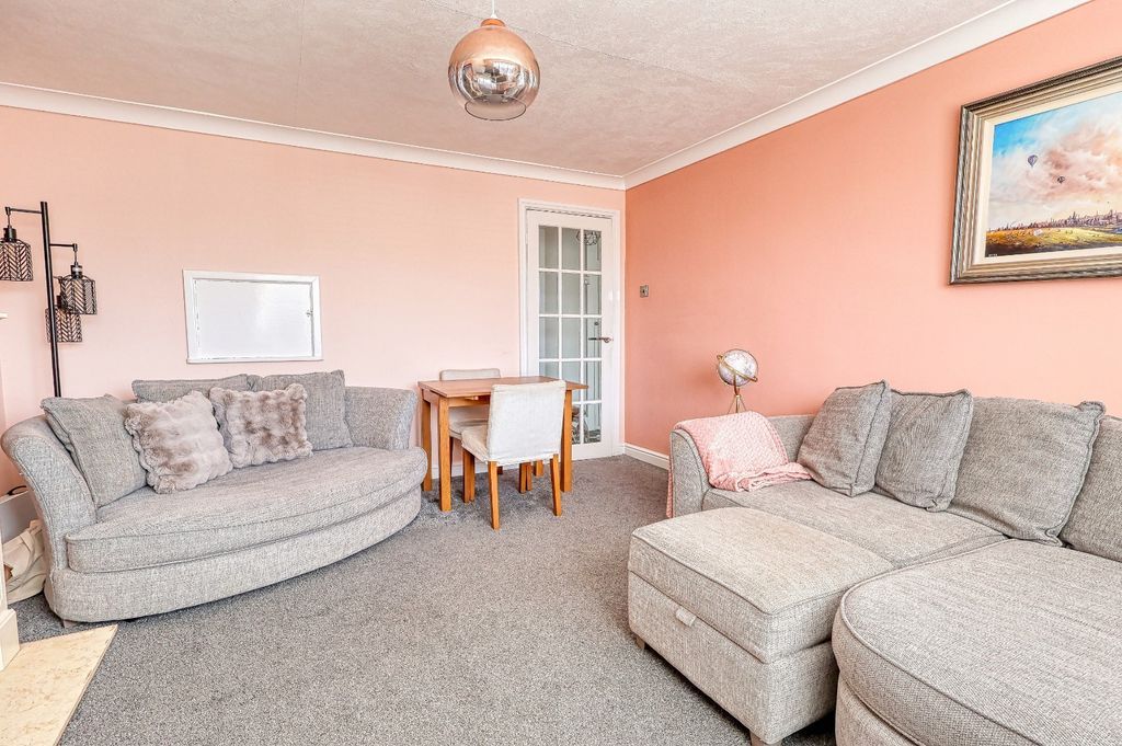 Property photo 3 of 11 Lounge