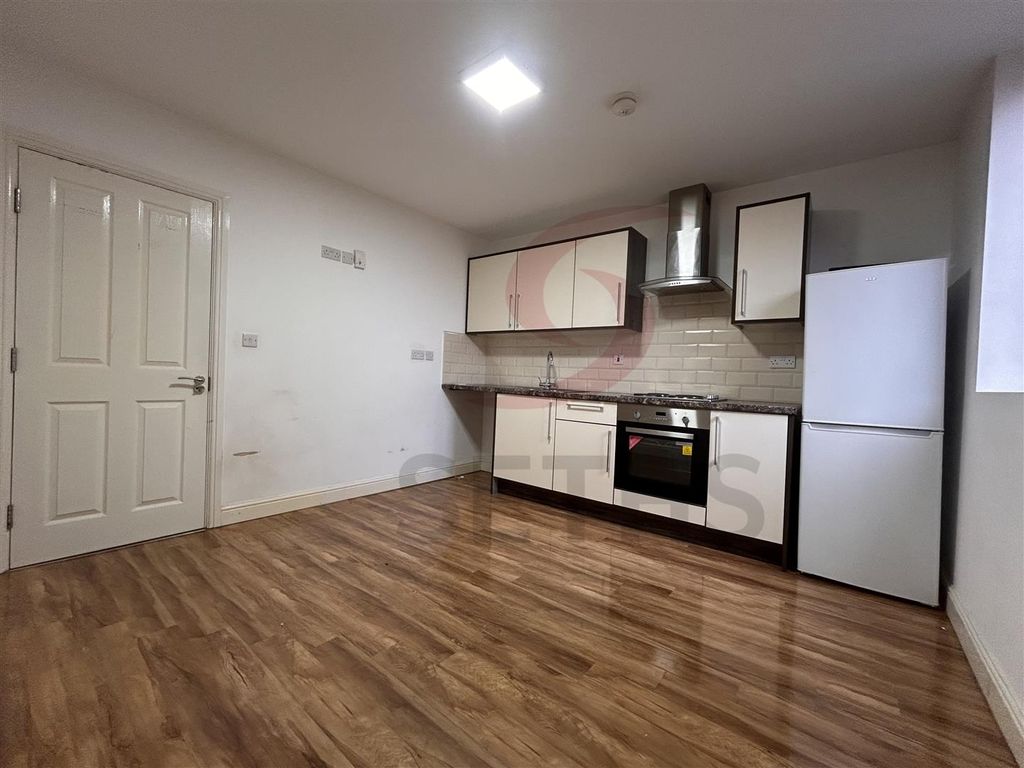 Property photo 2 of 9 Kitchen/Lounge