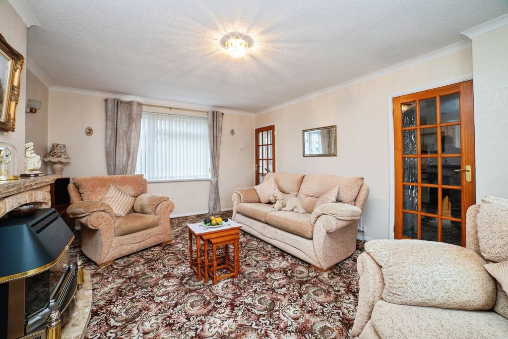 Property photo 3 of 25 Lounge