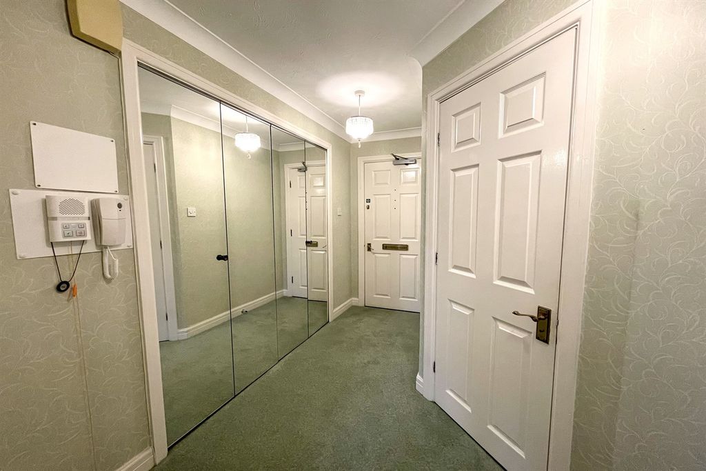 Property photo 2 of 10 Entrance Hall