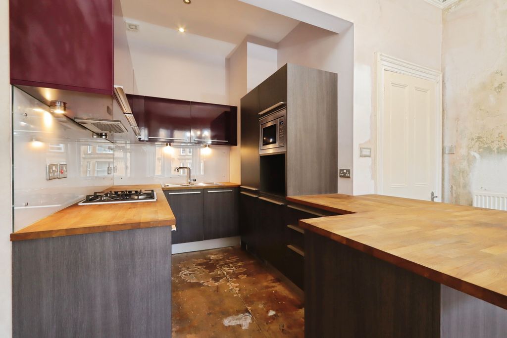 Property photo 2 of 17 Lounge / Kitchen