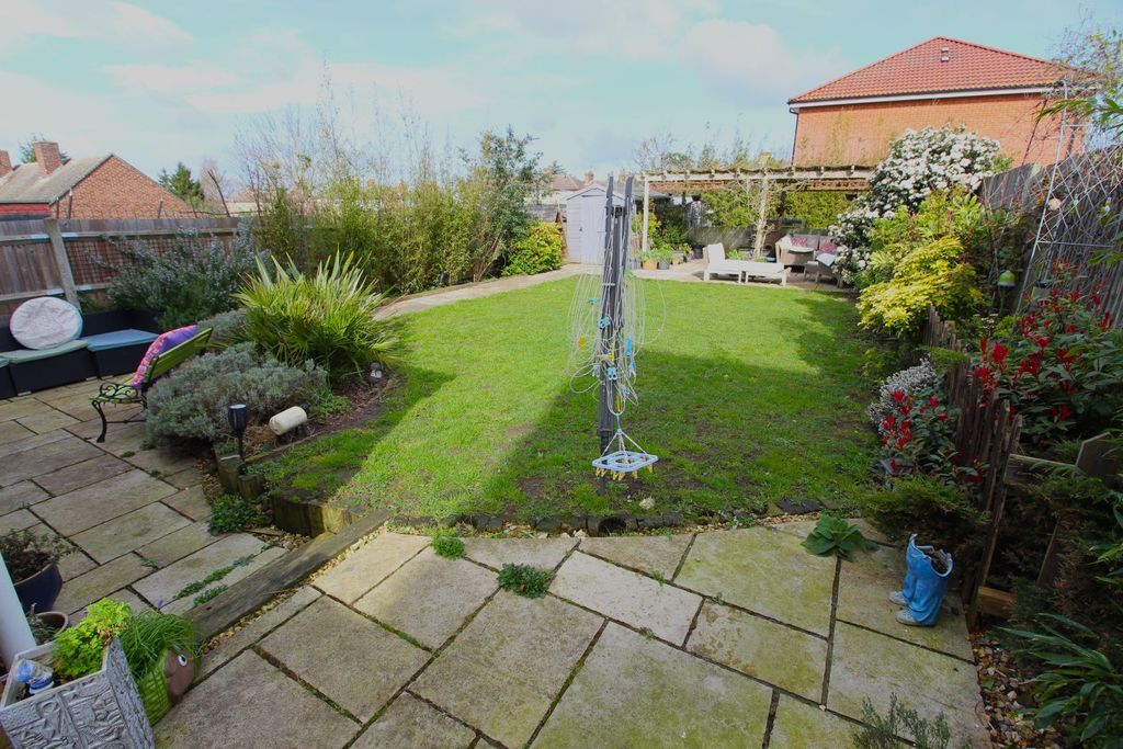 Property photo 3 of 21 Garden 2