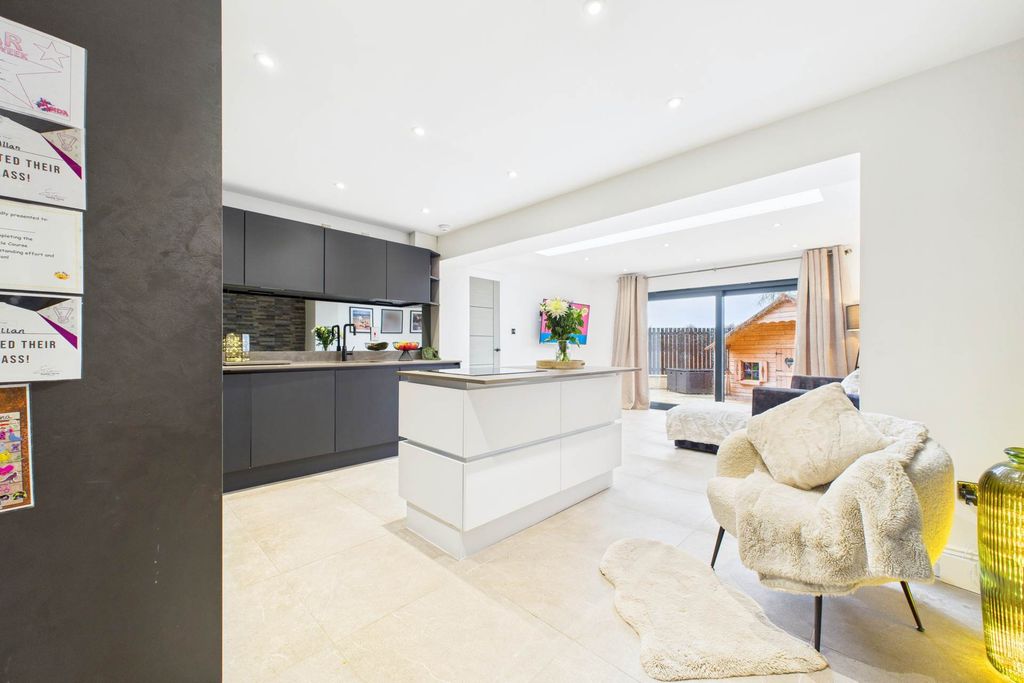 Property photo 3 of 29