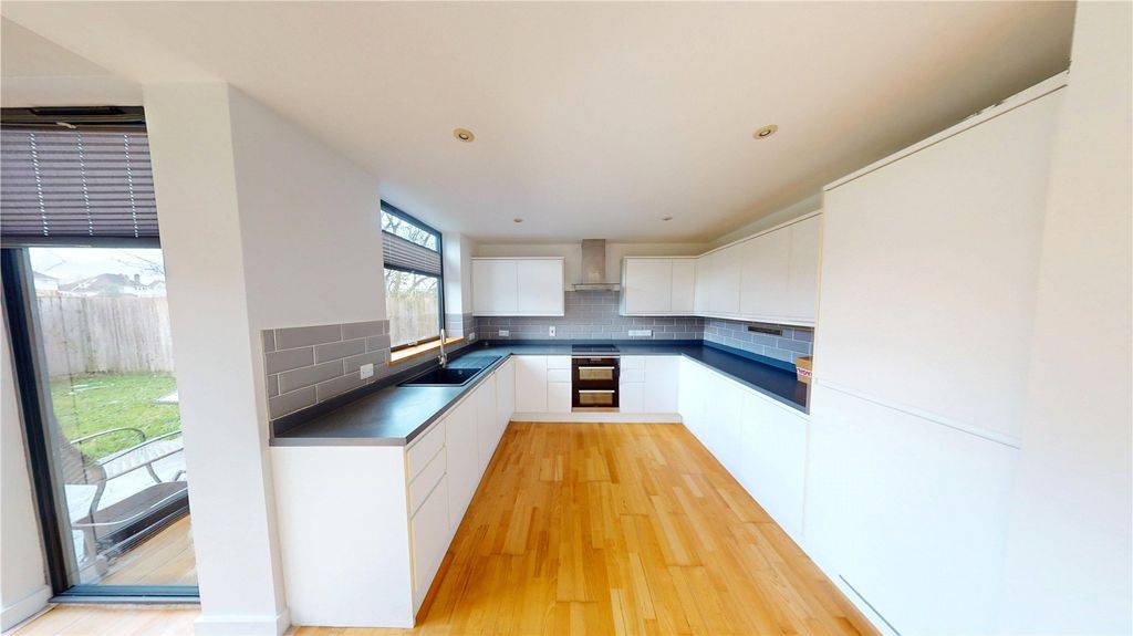 Property photo 2 of 13 Picture No. 18