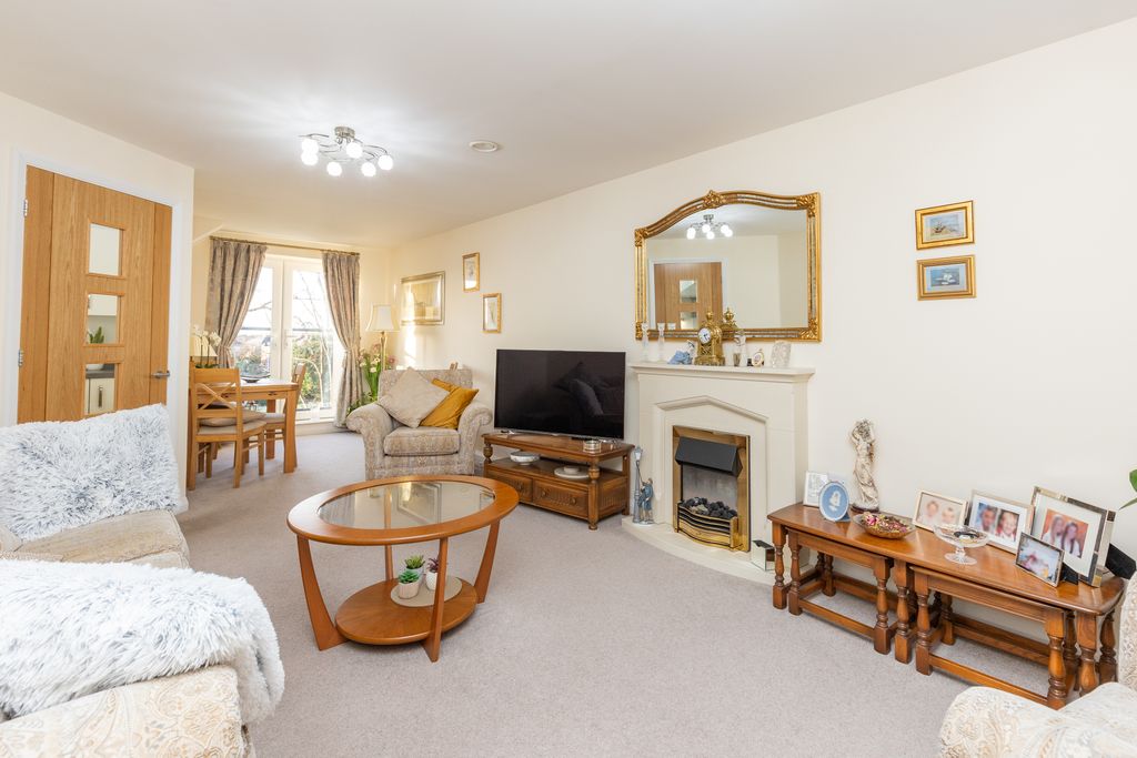 Property photo 2 of 12 Living/Dining Room