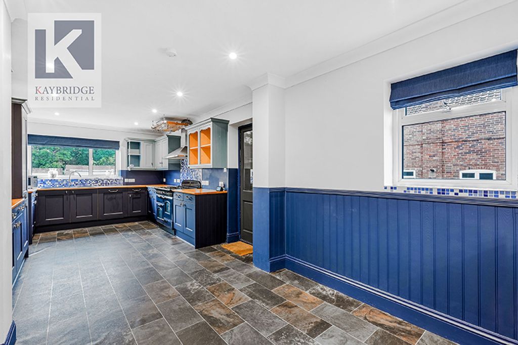 Property photo 2 of 20 Bourne Way, Epsom