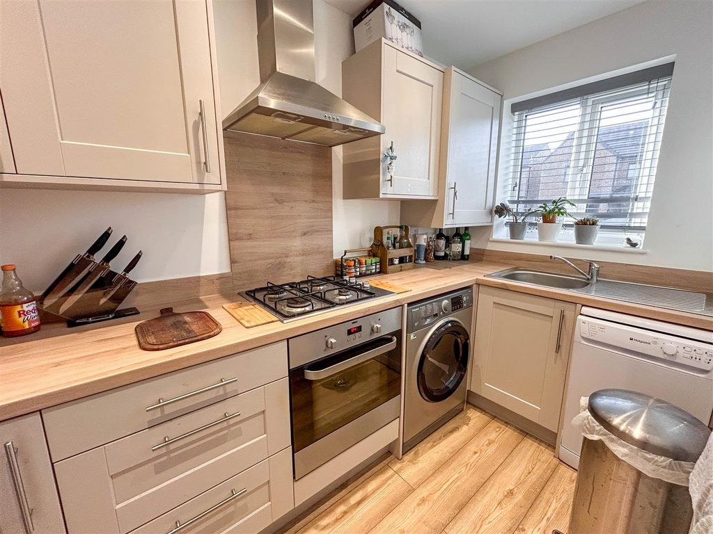 Property photo 3 of 8 Kitchen