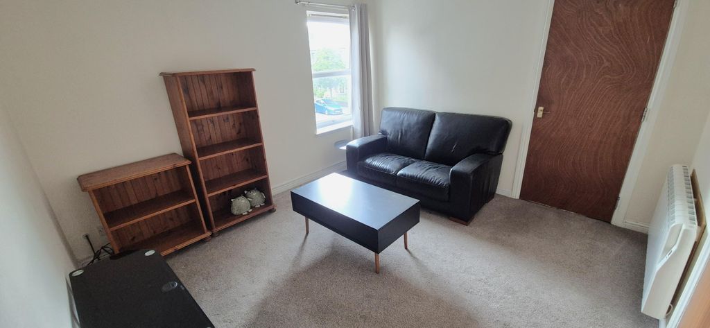 Property photo 3 of 17 Lounge