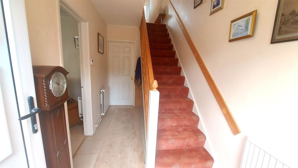 Property photo 2 of 28 Entrance Hall