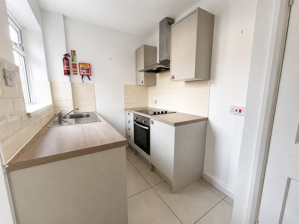 Property photo 2 of 10 Kitchen