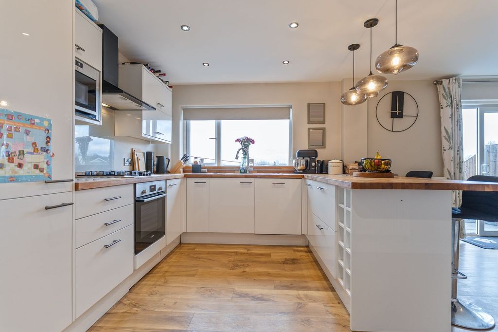 Property photo 3 of 27