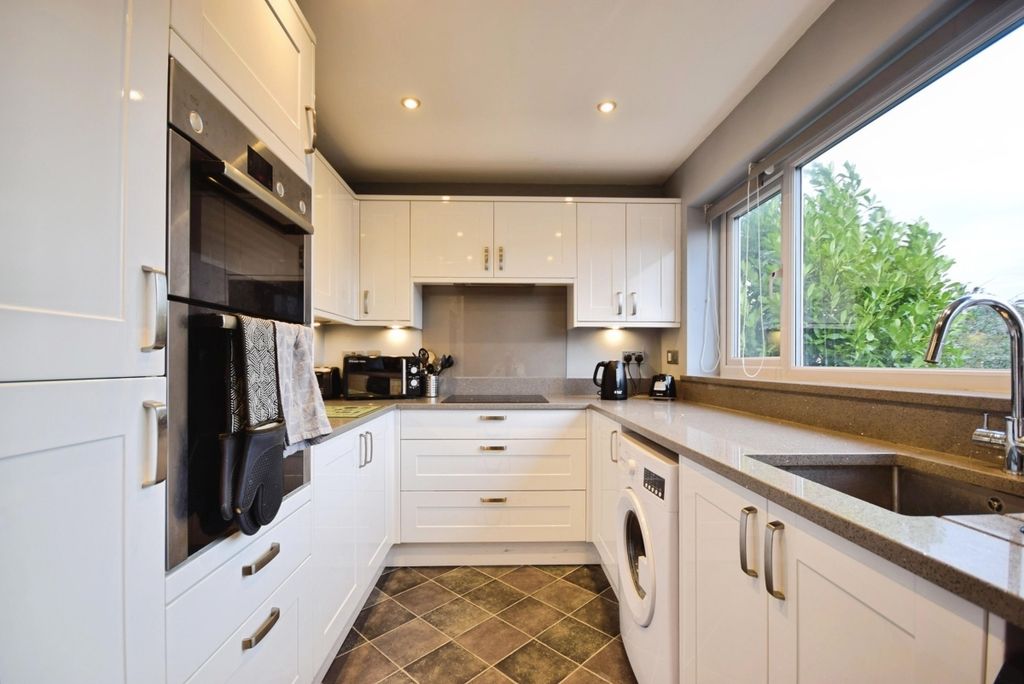 Property photo 3 of 12 98 Timberleys - 6