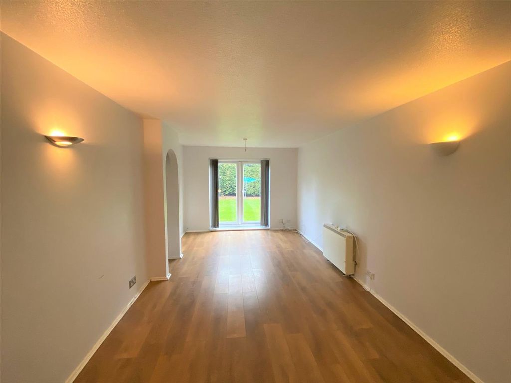 Property photo 3 of 8 Hereward Gr Ig10