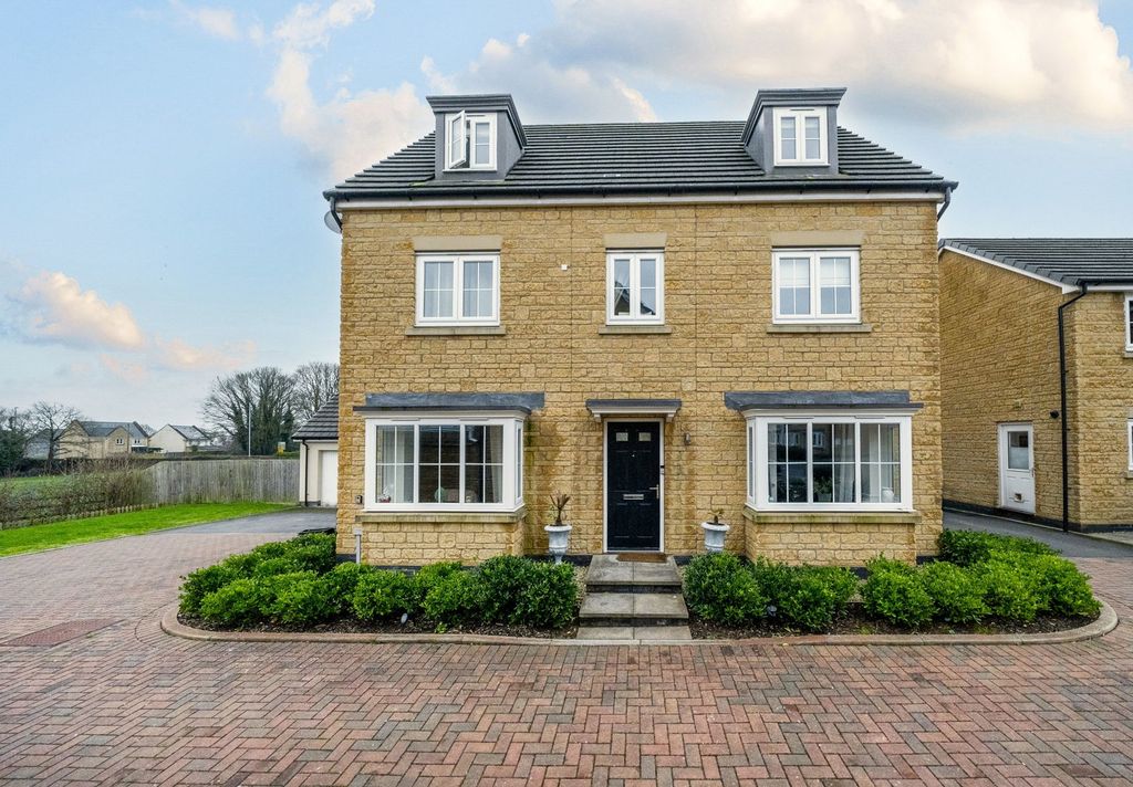 Property photo 1 of 32