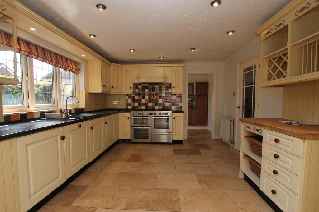 Property photo 3 of 17 Kit.Jpg