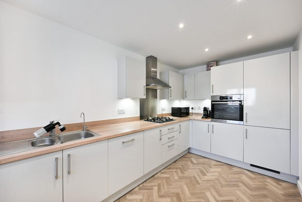 Property photo 3 of 14 Dante Way
