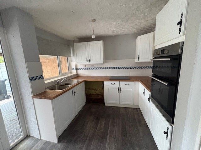 Property photo 3 of 9 Kitchen