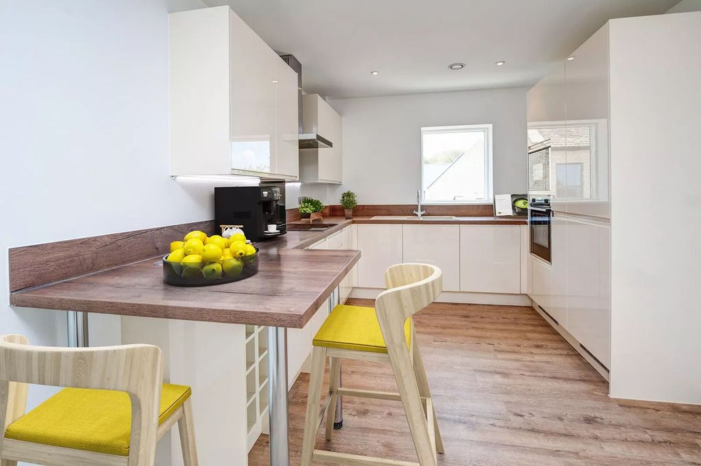Property photo 3 of 14 Kitchen
